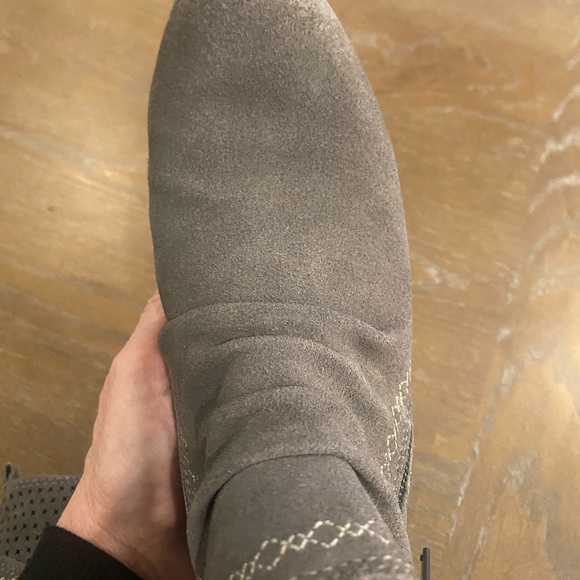 Earth Origins ruched suede side zip bootie size 7 - Picture 6 of 11